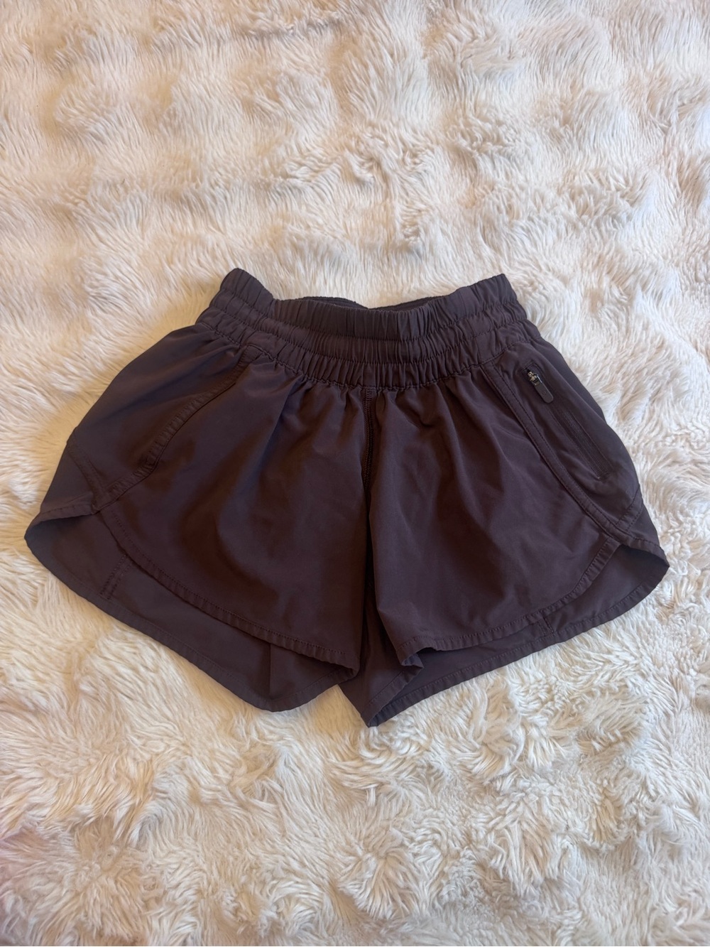 Lululemon Tracker Short V *4"
Pelt